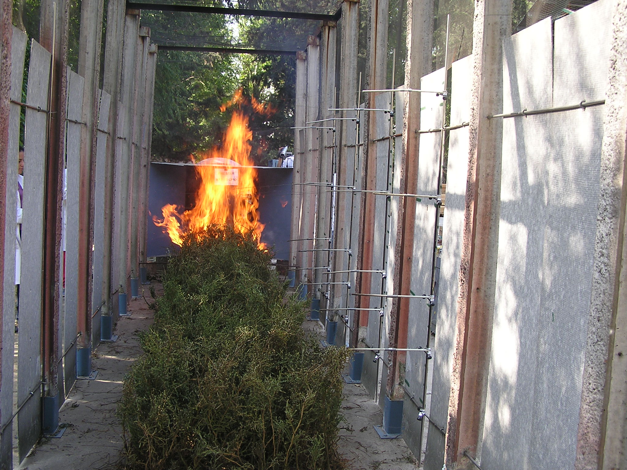 Wind tunnel in the open air, for the study of fire behaviour